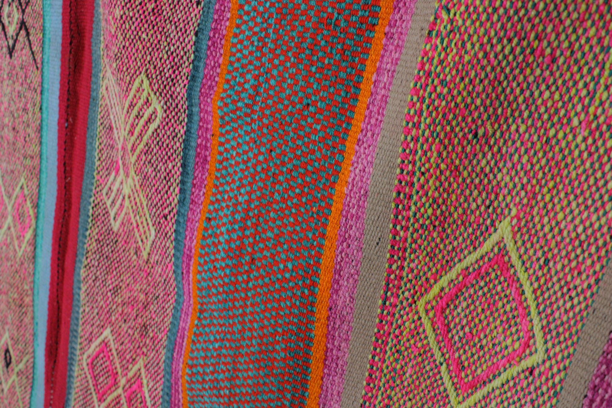 Großer handgewebter Frazada-Teppich aus Peru, 182x173 cm, von Glueck & Fund, mit buntem, traditionellem Muster.