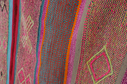 Großer handgewebter Frazada-Teppich aus Peru, 182x173 cm, von Glueck & Fund, mit buntem, traditionellem Muster.