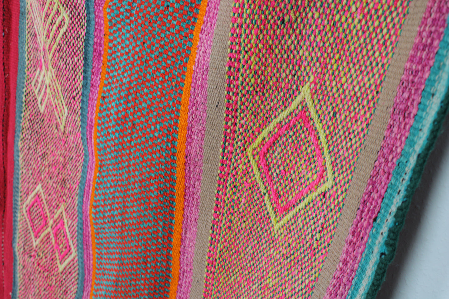 Großer handgewebter Frazada-Teppich aus Peru, 182x173 cm, von Glueck & Fund, mit buntem Muster und weicher Textur