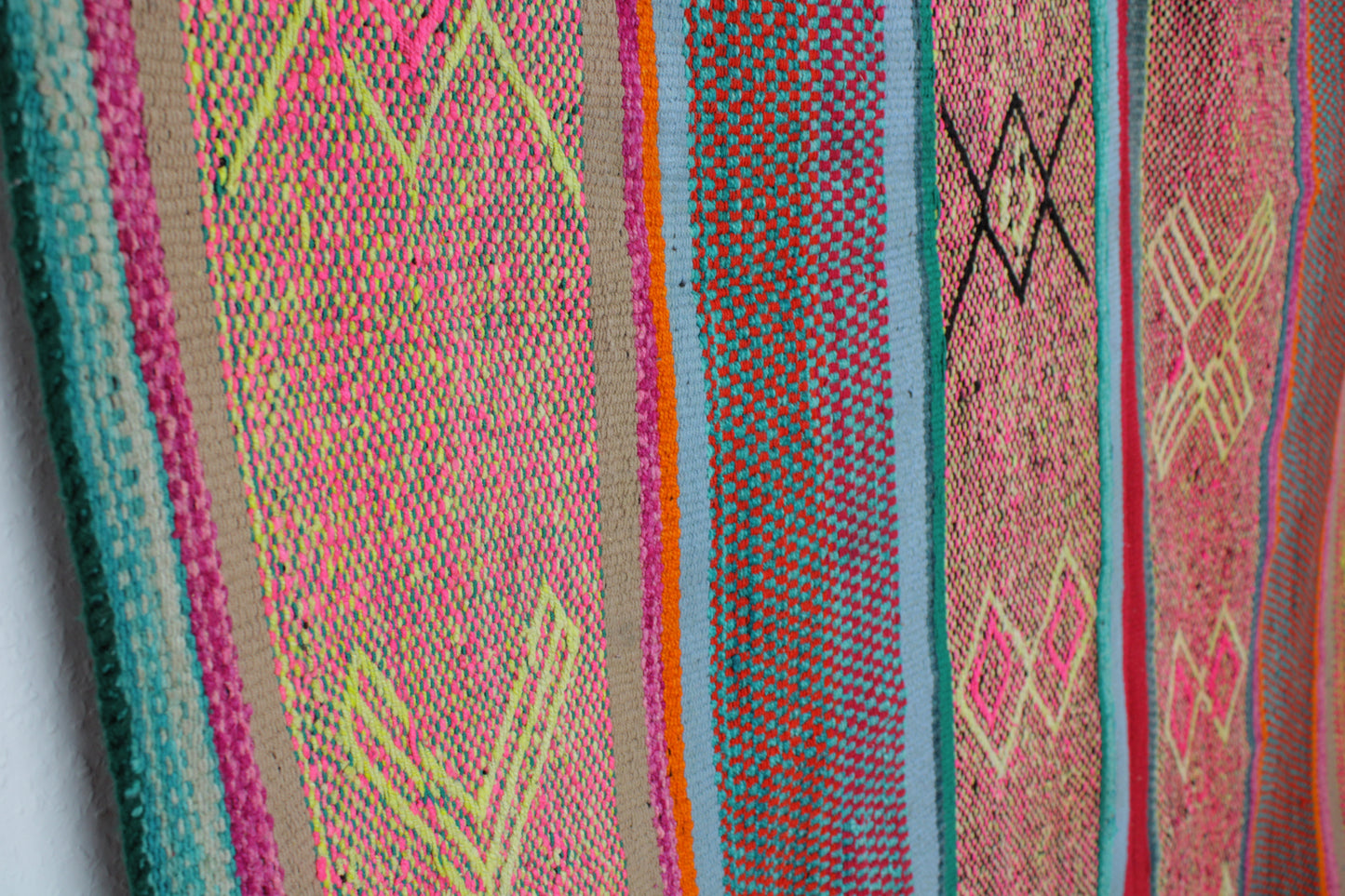 Großer handgewebter Teppich aus Peru, 182x173 cm, von Glueck & Fund, mit traditionellem Muster und warmen Farben.