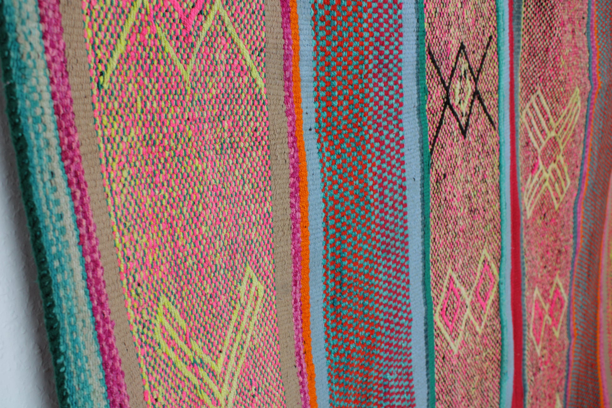 Großer handgewebter Teppich aus Peru, 182x173 cm, von Glueck & Fund, mit traditionellem Muster und warmen Farben.