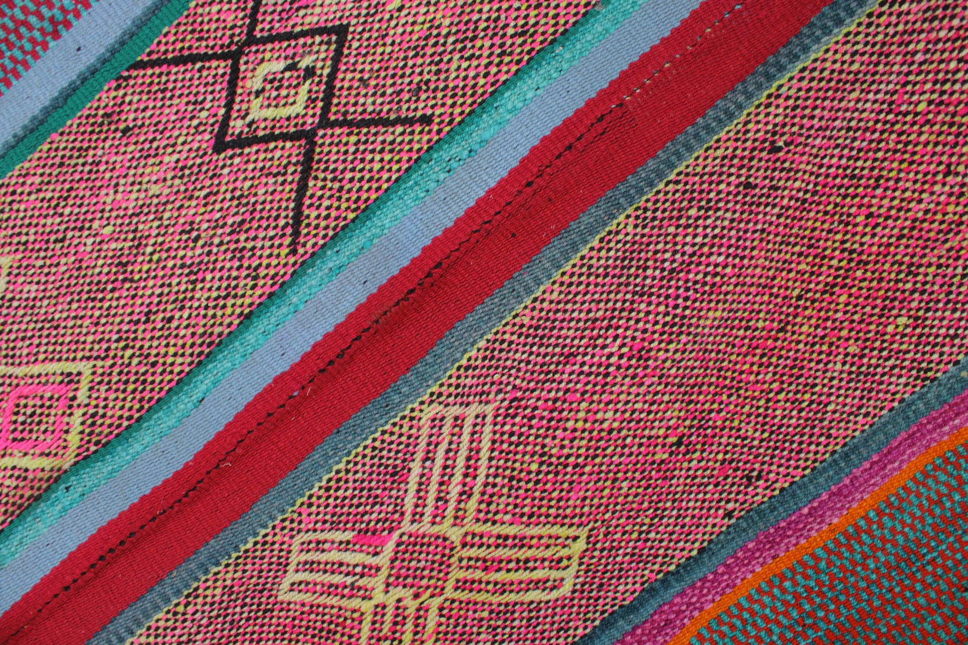 Großer handgewebter Teppich aus Peru, 182x173 cm, aus Wolle, mit traditionellen Mustern, von Glueck & Fund.