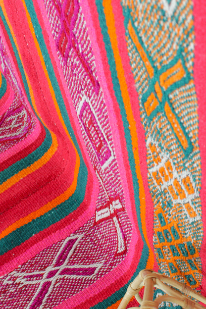 Großer handgewebter Vintage-Frazada Teppich aus Peru, 171x167 cm, mit traditionellem Muster in warmen Farbtönen.