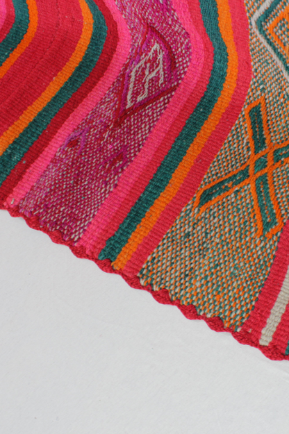 Großer handgewebter Frazada Teppich aus Peru, vintage Stil, Maße 171x167 cm, von Glueck & Fund, mit traditionellen Mustern