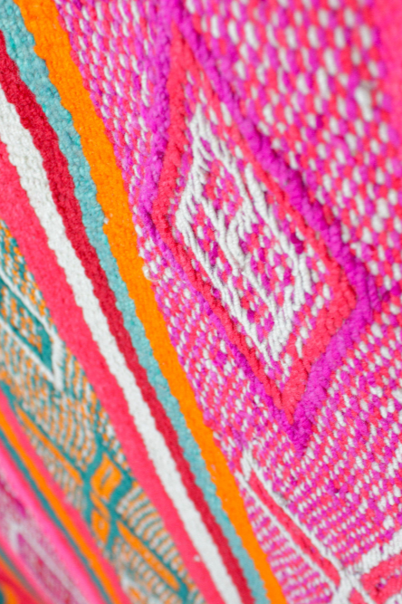 Großer handgewebter Vintage Frazada Teppich aus Peru, 171x167 cm, farbenfrohes Muster, traditioneller Textilkunst von Glueck & Fund