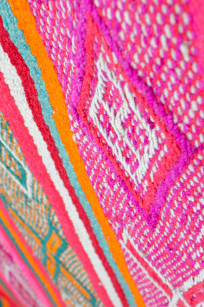Großer handgewebter Vintage Frazada Teppich aus Peru, 171x167 cm, farbenfrohes Muster, traditioneller Textilkunst von Glueck & Fund