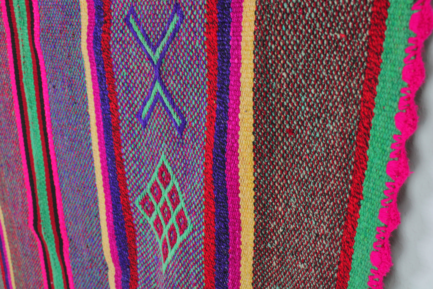 Großer handgewebter Vintage-Frazada-Teppich aus Peru, 172x148 cm, mit bunten Muster, von Glueck & Fund