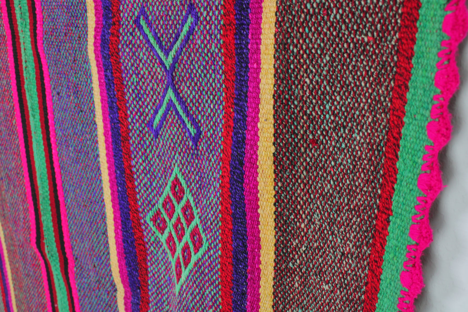 Großer handgewebter Vintage-Frazada-Teppich aus Peru, 172x148 cm, mit bunten Muster, von Glueck & Fund