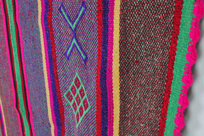 Großer handgewebter Vintage-Frazada-Teppich aus Peru, 172x148 cm, mit bunten Muster, von Glueck & Fund