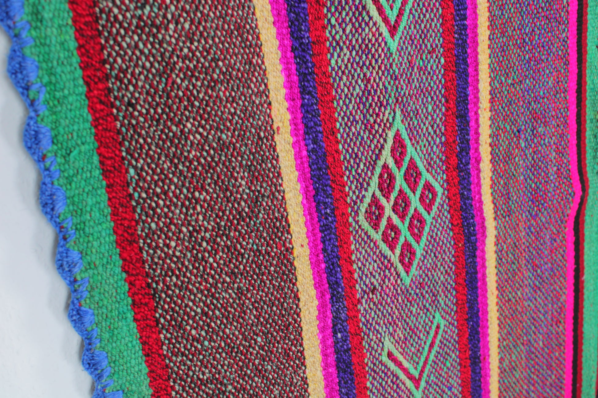 Großer handgewebter Vintage Frazada Teppich 172x148 aus Peru von Glueck & Fund, farbenfrohes traditionelles Design