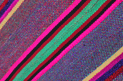 Großer handgewebter Vintage-Frazada-Teppich aus Peru, 172x148 cm, von Glueck & Fund, mit buntem, traditionellem Muster