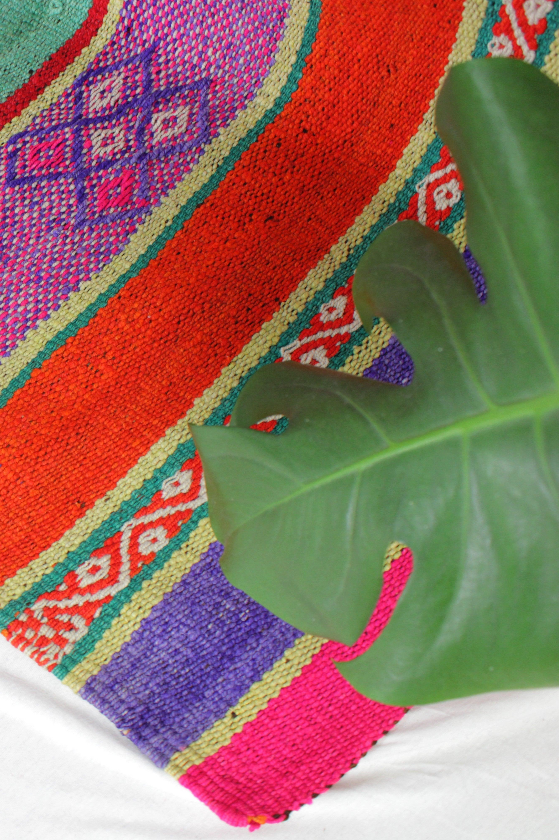 Großer handgewebter Vintage Frazada Teppich aus Peru, 177x162 cm, farbenfroher Wollteppich von Glueck & Fund