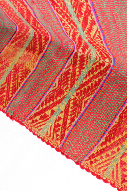 Großer handgewebter Vintage-Frazada-Teppich aus Peru mit buntem Muster, 180x170 cm, von Glueck & Fund.
