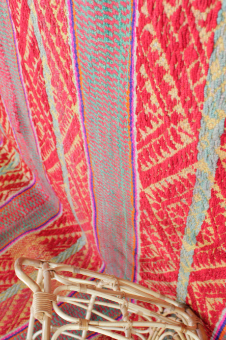 Großer handgewebter Vintage-Frazada Teppich aus Peru, 180x170 cm, mit bunten traditionellen Mustern von Glueck & Fund