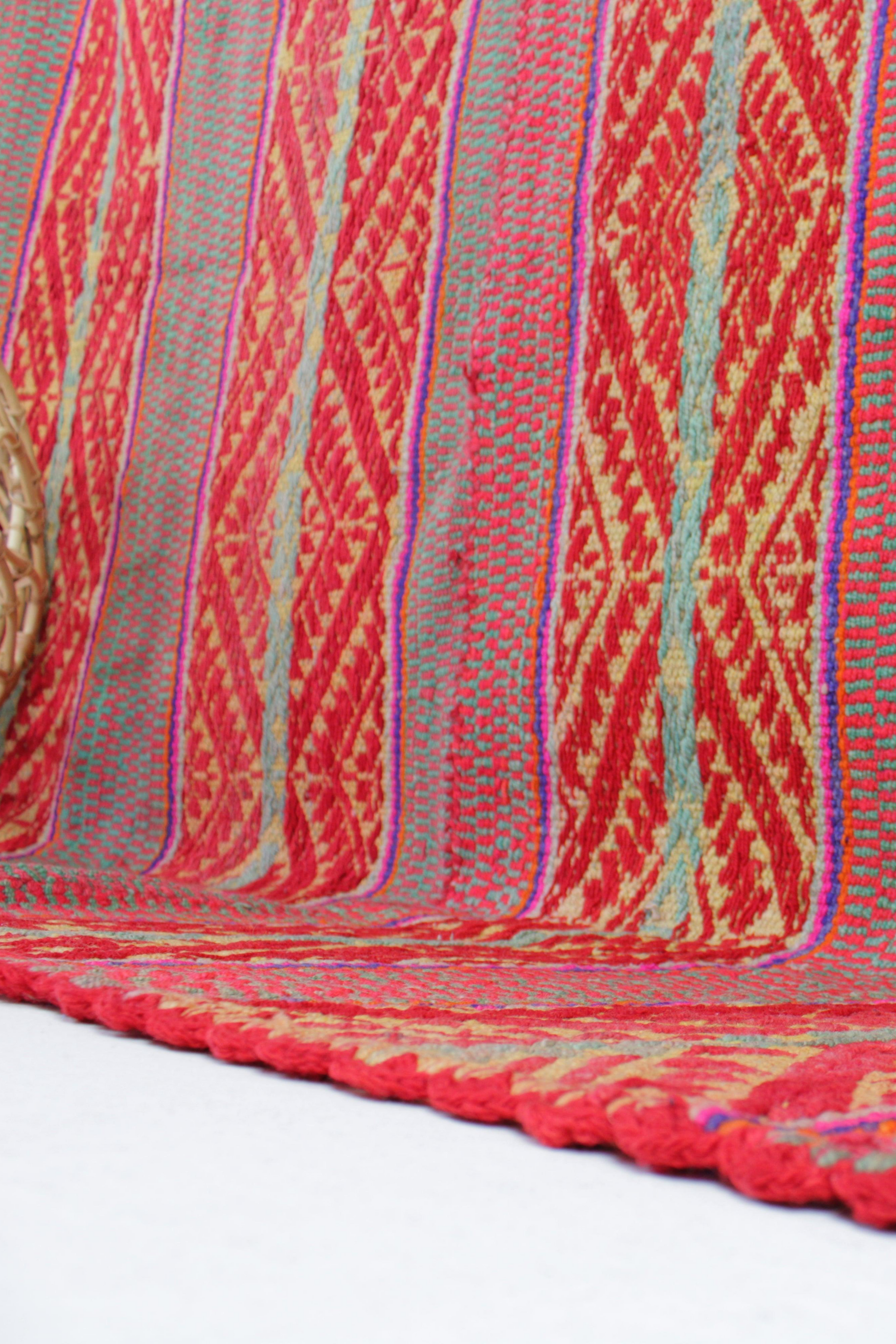 Großer handgewebter Vintage Frazada Teppich aus Peru, 180x170 cm, von Glueck & Fund, farbenfrohes traditionelles Dekor.