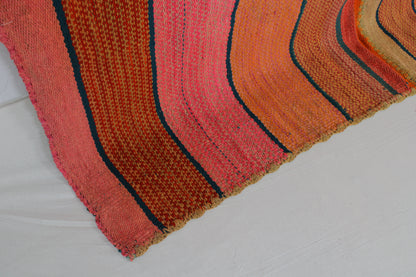 Handgefertigter Frazada-Teppich aus Peru – farbenfroh, traditionell und ideal für Balkon, Terrasse oder gemütliche Wohnräume. Dieser bunte Teppich bringt peruanisches Kunsthandwerk und Wärme in dein Zuhause und setzt lebendige Akzente im Boho- oder Ethno-Stil für drinnen und draußen.