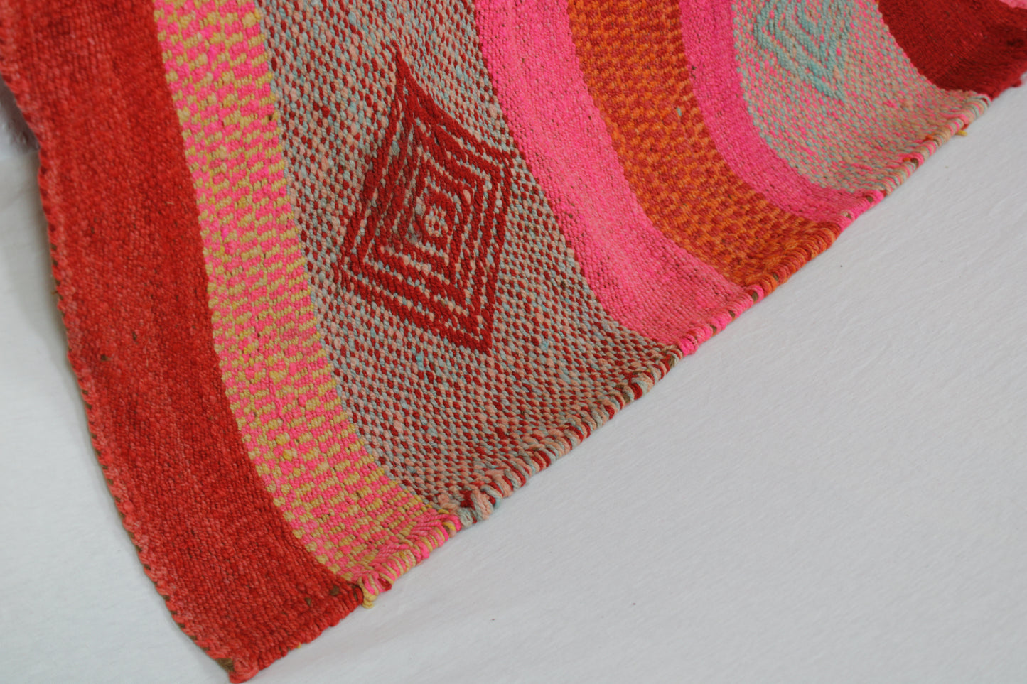 Großer Vintage Frazadateppich 179x158 cm aus Peru in Magenta, handgefertigter Teppich von Glueck & Fund.