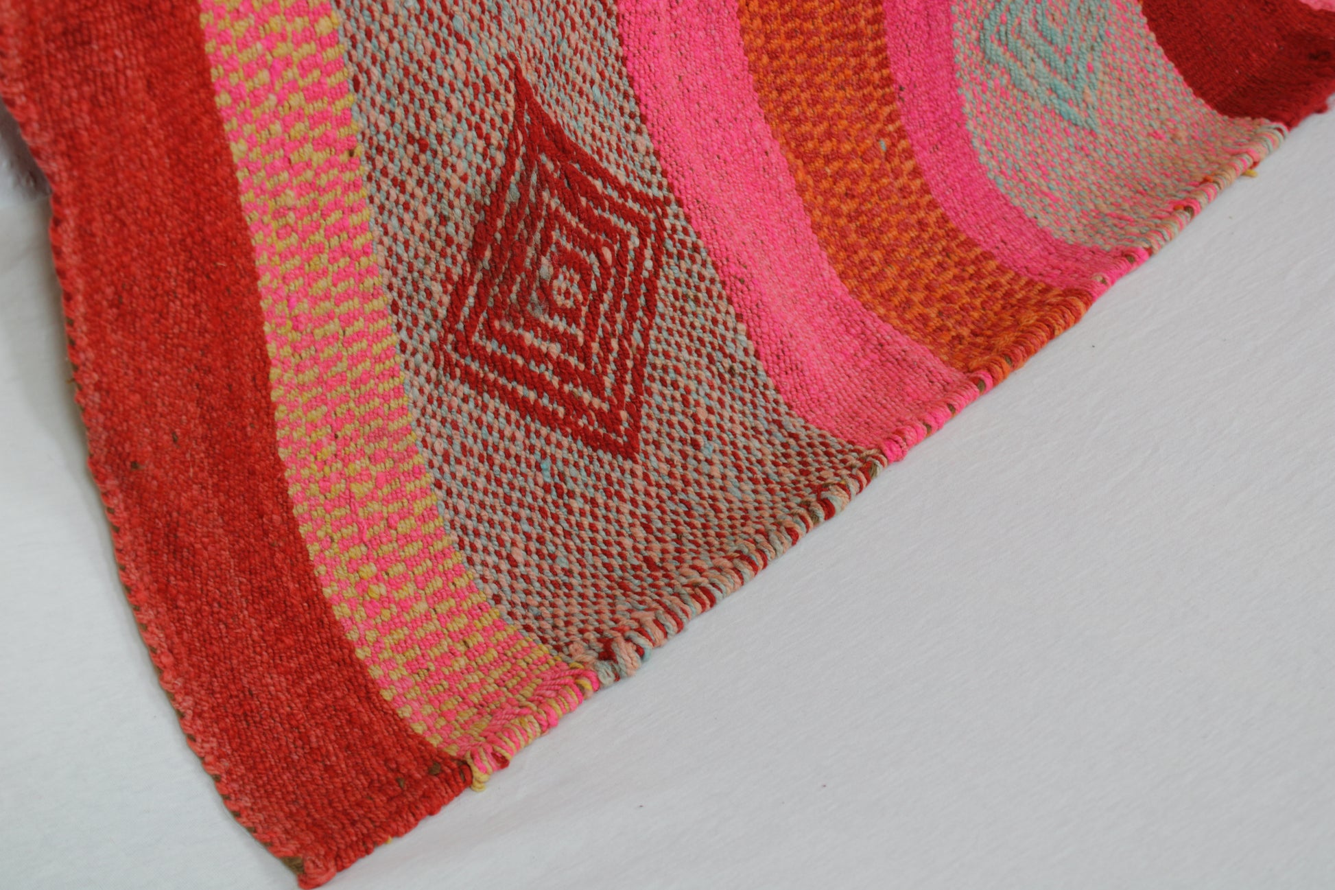 Großer Vintage Frazadateppich 179x158 cm aus Peru in Magenta, handgefertigter Teppich von Glueck & Fund.