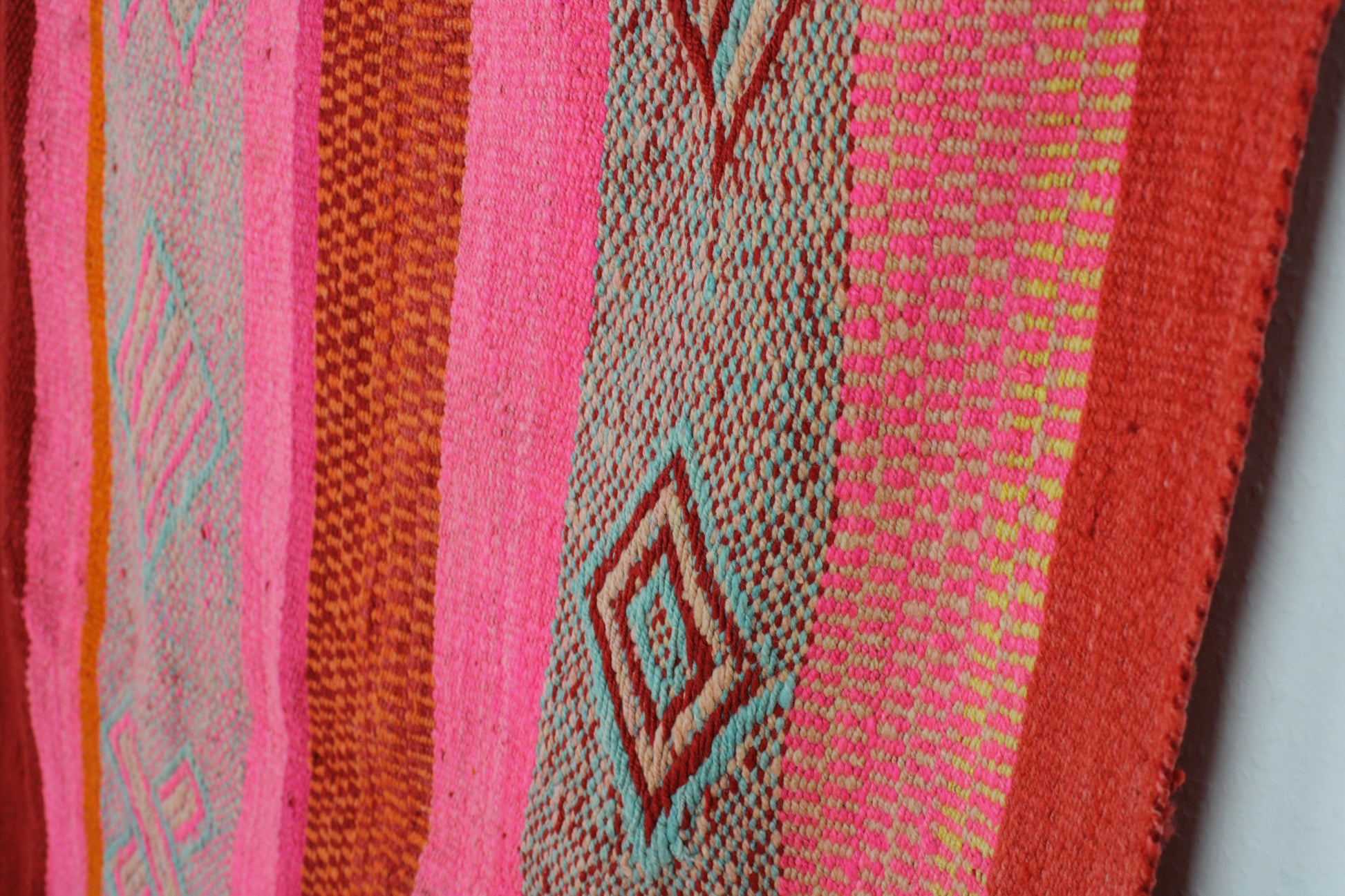 Großer vintage Frazadateppich von Glueck & Fund, 179x158 cm, aus Peru, in magenta mit traditionellen Mustern