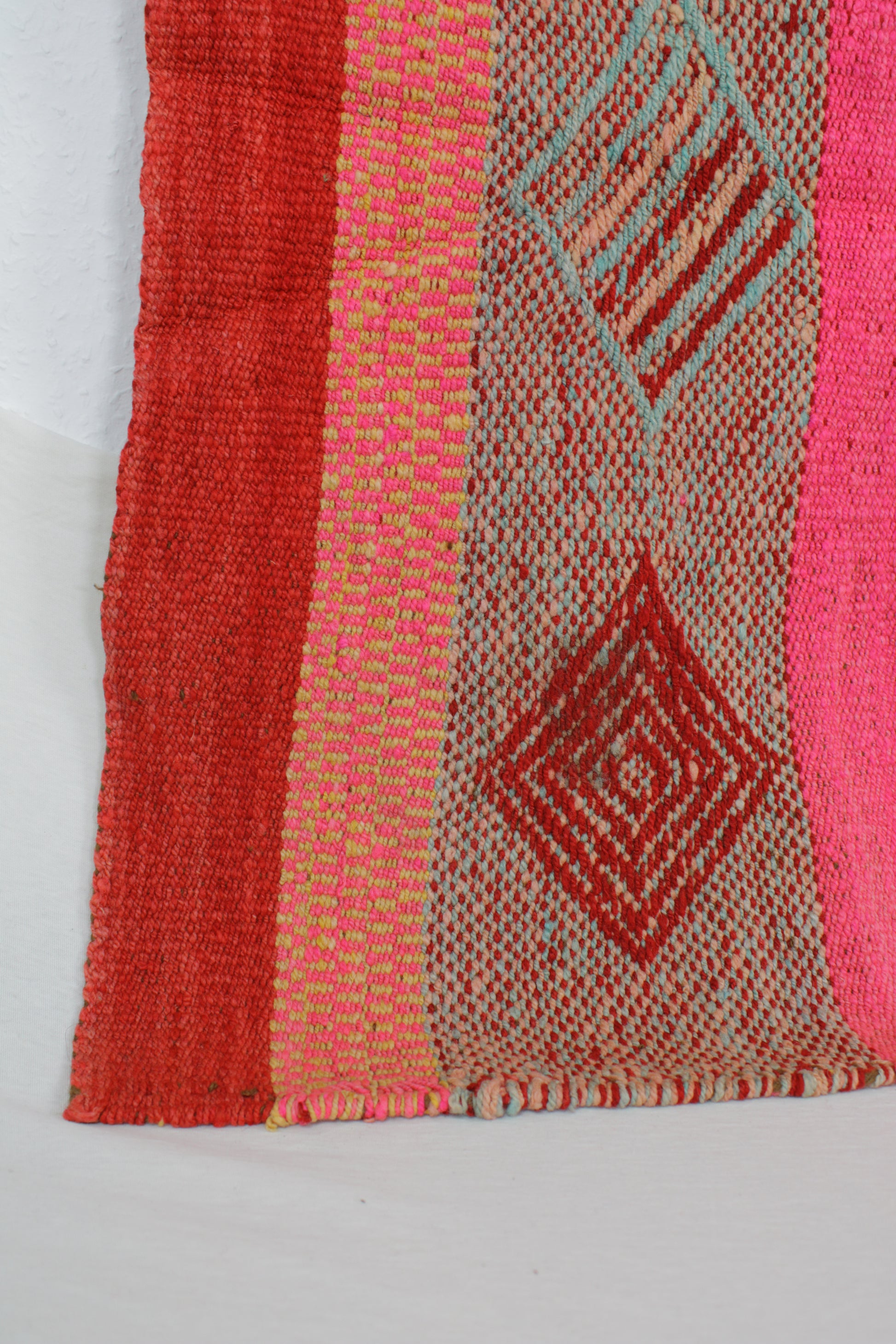 Großer Vintage-Frazadateppich aus Peru, magenta, 179x158 cm, handgewebt, mit traditionellem Muster, von Glueck & Fund