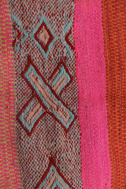 Großer Vintage-Frazzadateppich 179x158 cm aus Peru in Magenta, handgefertigter Teppich von Glueck & Fund.