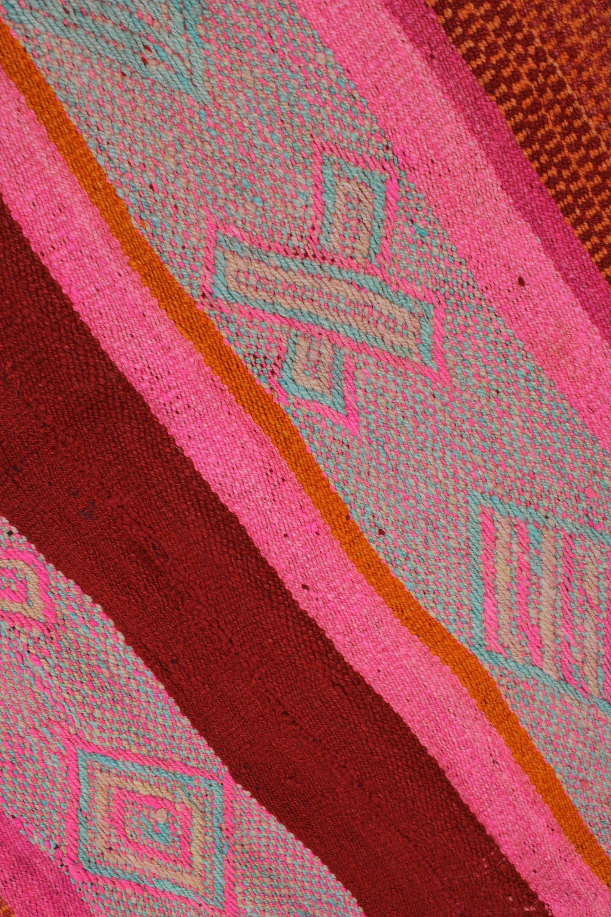 Großer Vintage-Frazadateppich von Glueck & Fund, 179x158 cm, magenta, handgefertigter Teppich aus Peru, detailreiche Muster