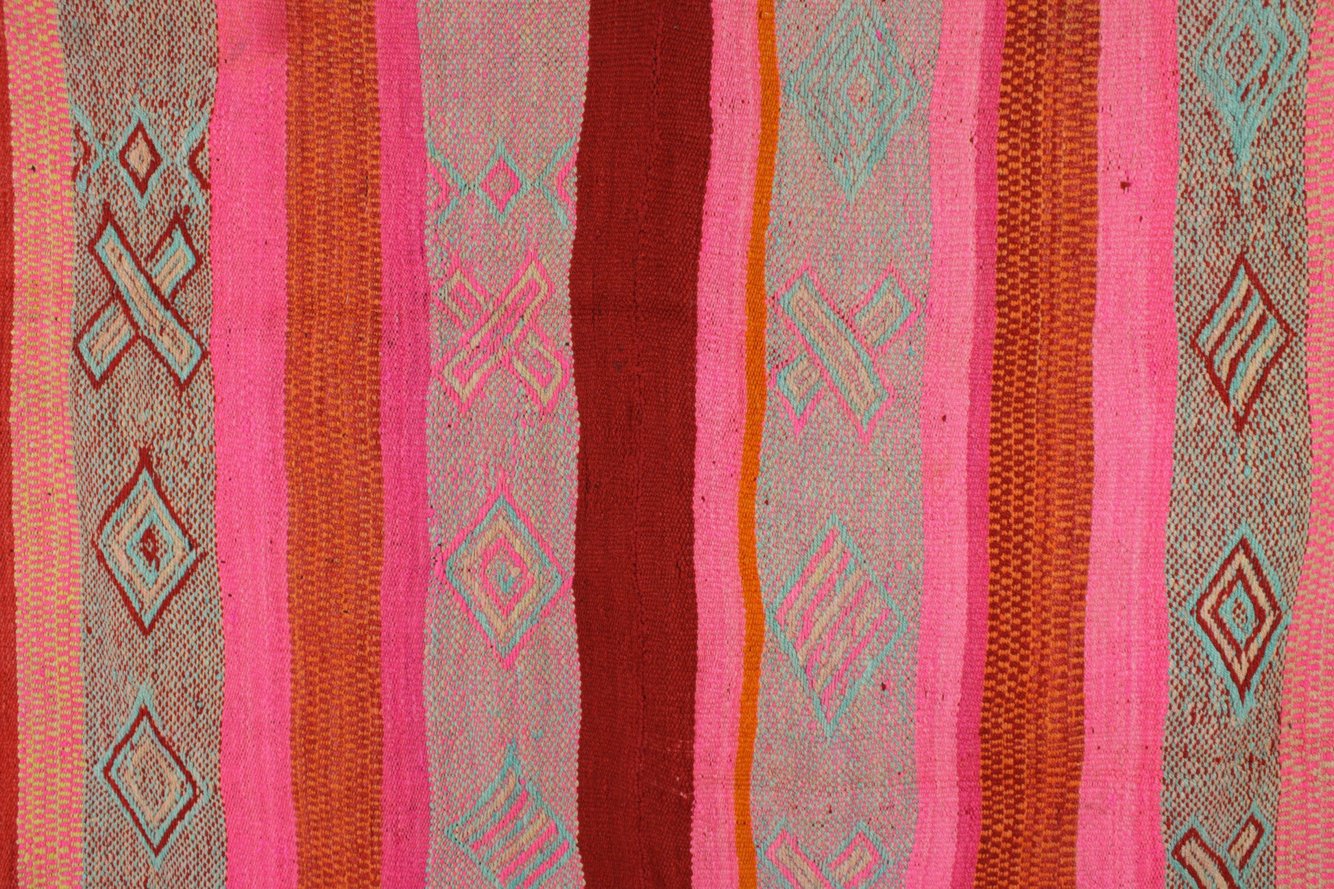 Großer vintage Frazadateppich von Glueck & Fund, magenta, 179x158 cm, handgefertigter Teppich aus Peru mit buntem Muster.