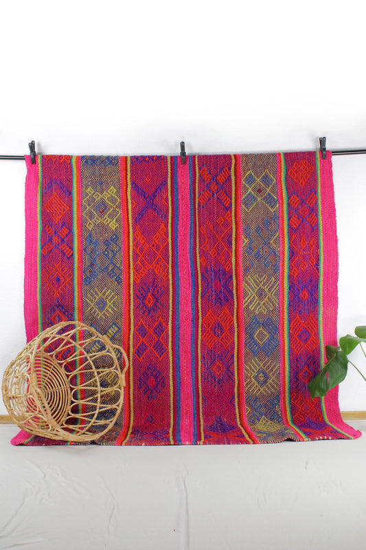 Handgewebter kleiner Frazada-Teppich aus Peru, 169x152 cm, mit buntem Muster, von Glueck & Fund.