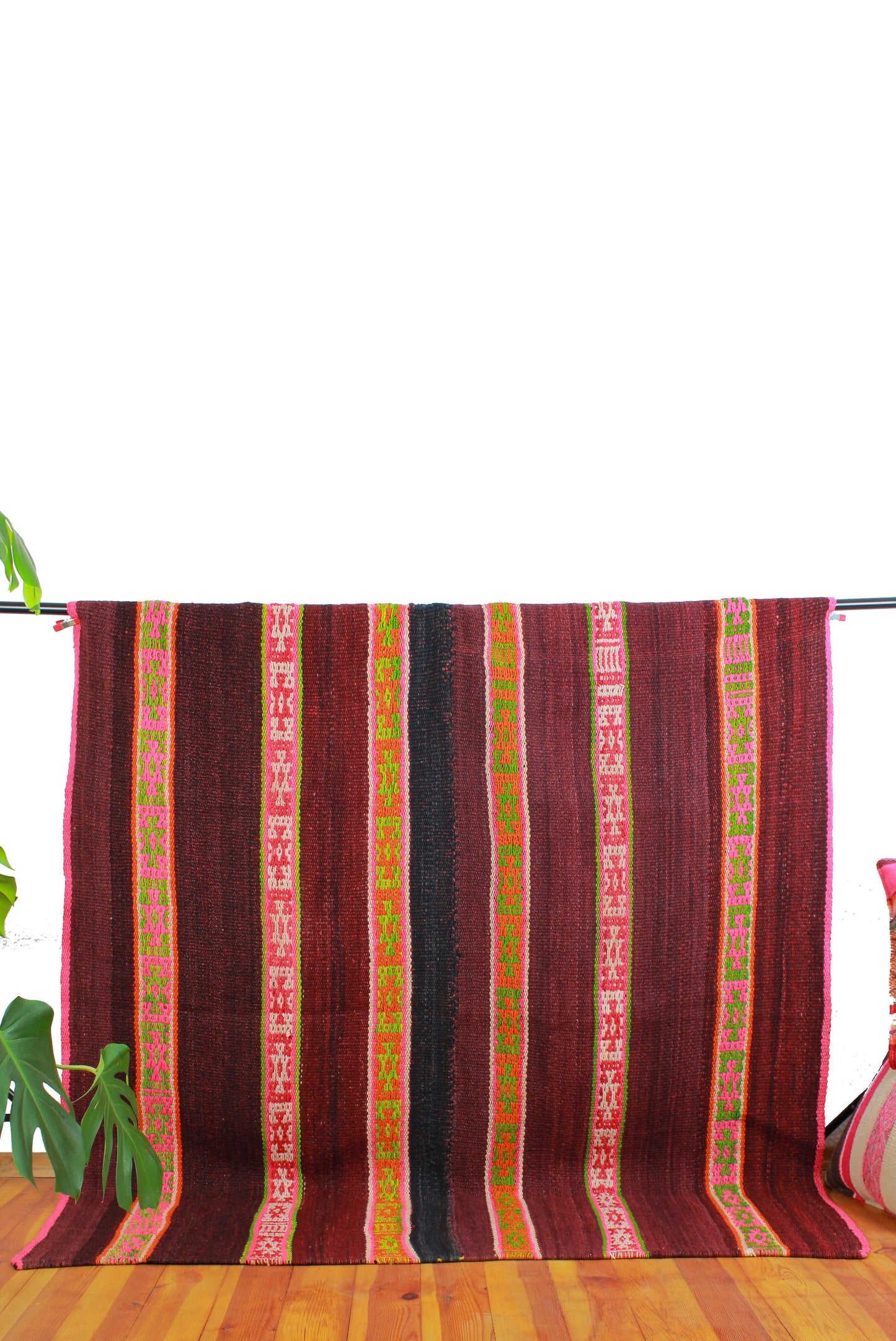 Handgewebter kleiner Frazada-Teppich "Expressiva" aus Peru, 140x155 cm, mit buntem Muster, von Glueck & Fund.