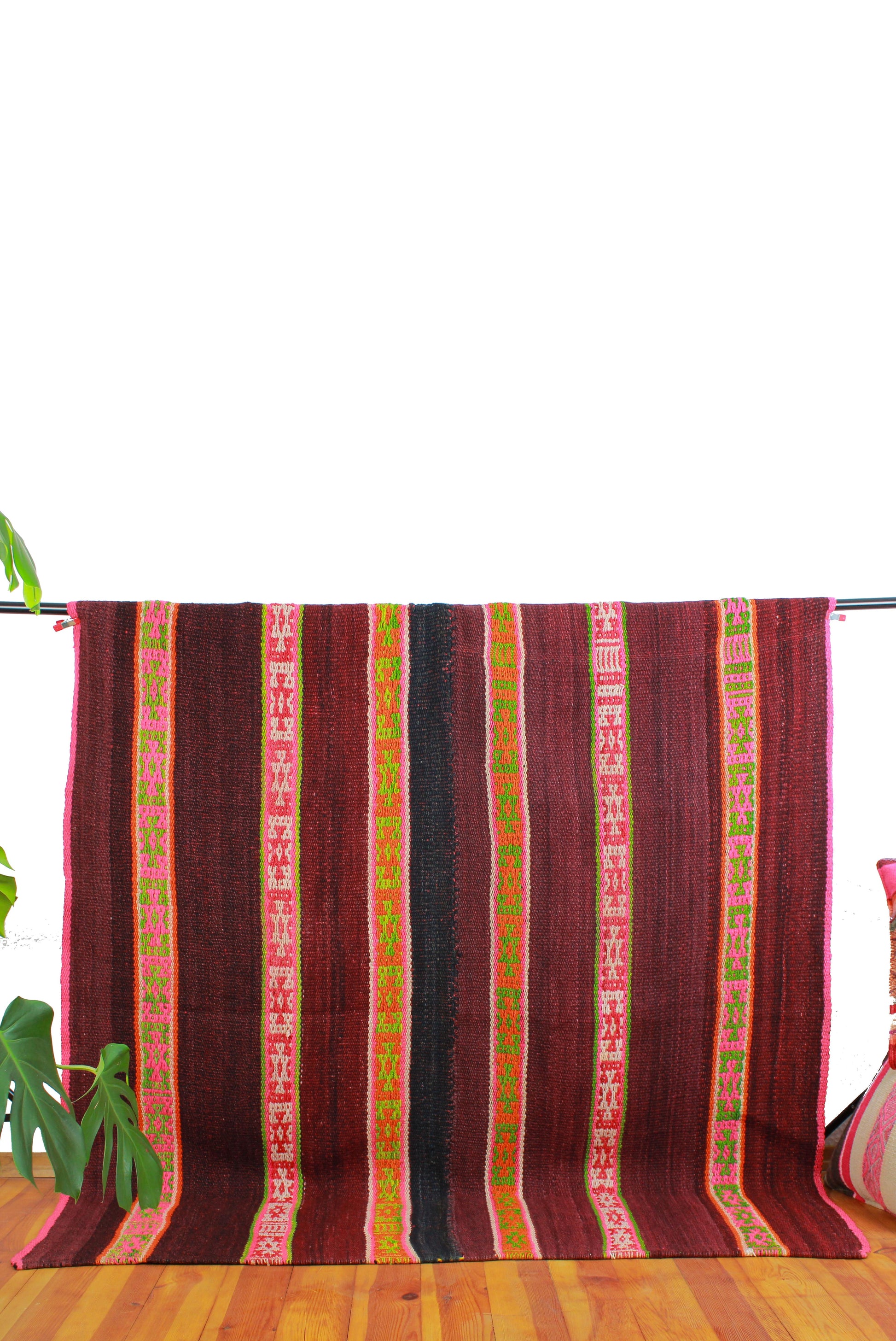 Handgewebter kleiner Frazada-Teppich "Expressiva" aus Peru, 140x155 cm, mit buntem Muster, von Glueck & Fund.