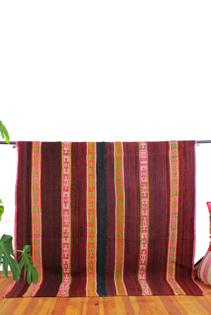 Handgewebter kleiner Frazada-Teppich "Expressiva" aus Peru, 140x155 cm, mit buntem Muster, von Glueck & Fund.