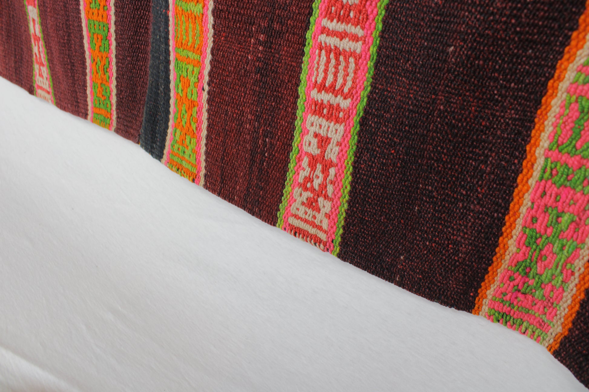 Handgewebter kleiner Teppich "Expressiva" von Glueck & Fund, 140x155 cm, aus Peru, mit buntem, texturiertem Design.