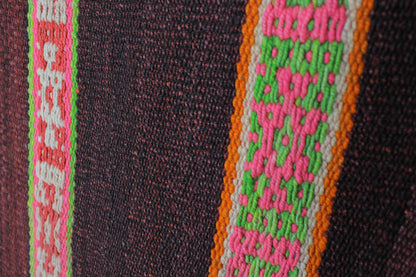 Handgewebter Kleiner Frazada-Teppich "Expressiva" von Glueck & Fund, 140x155 cm, aus Peru, mit bunten Mustern.