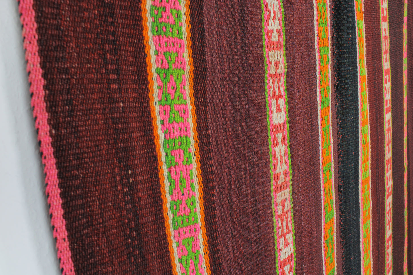 Handgewebter kleiner Teppich "Expressiva" von Glueck & Fund, 140x155 cm, peruanischer Frazada-Teppich, warme, bunte Muster