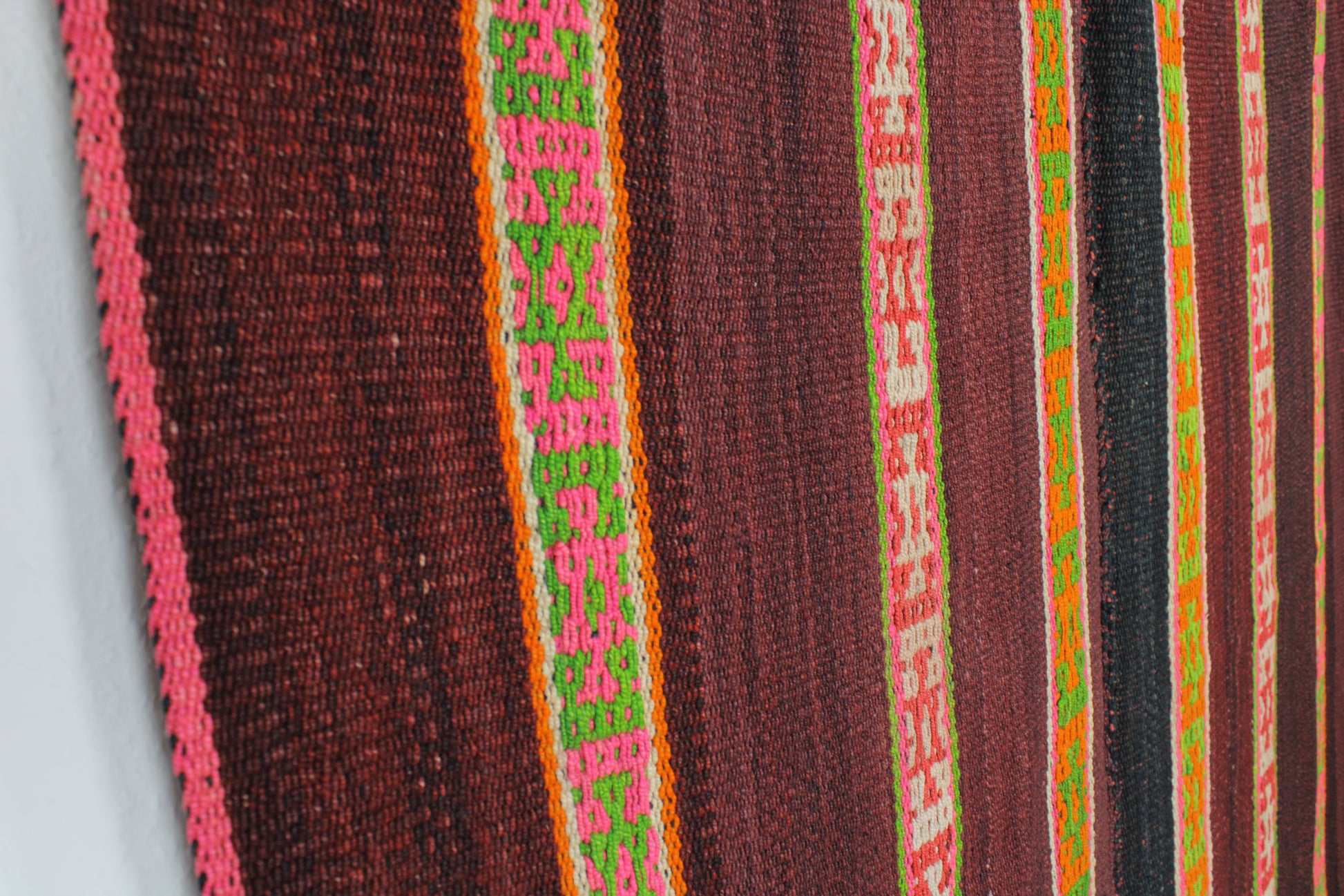 Handgewebter kleiner Teppich "Expressiva" von Glueck & Fund, 140x155 cm, peruanischer Frazada-Teppich, warme, bunte Muster