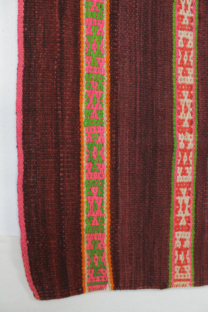 Handgewebter Kleiner Frazada-Teppich "Expressiva" aus Peru, 140x155 cm, von Glueck & Fund, mit buntem Muster.
