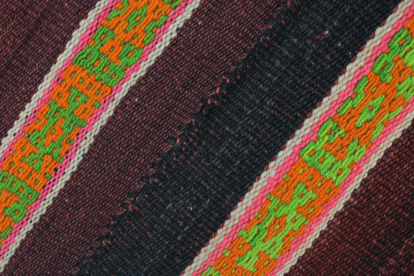 Handgewebter kleiner Teppich "Expressiva" von Glueck & Fund, 140x155 cm, aus Peru, mit buntem Muster.