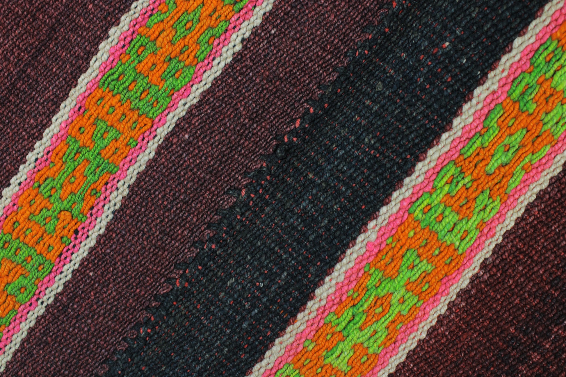 Handgewebter kleiner Teppich "Expressiva" von Glueck & Fund, 140x155 cm, aus Peru, mit buntem Muster.