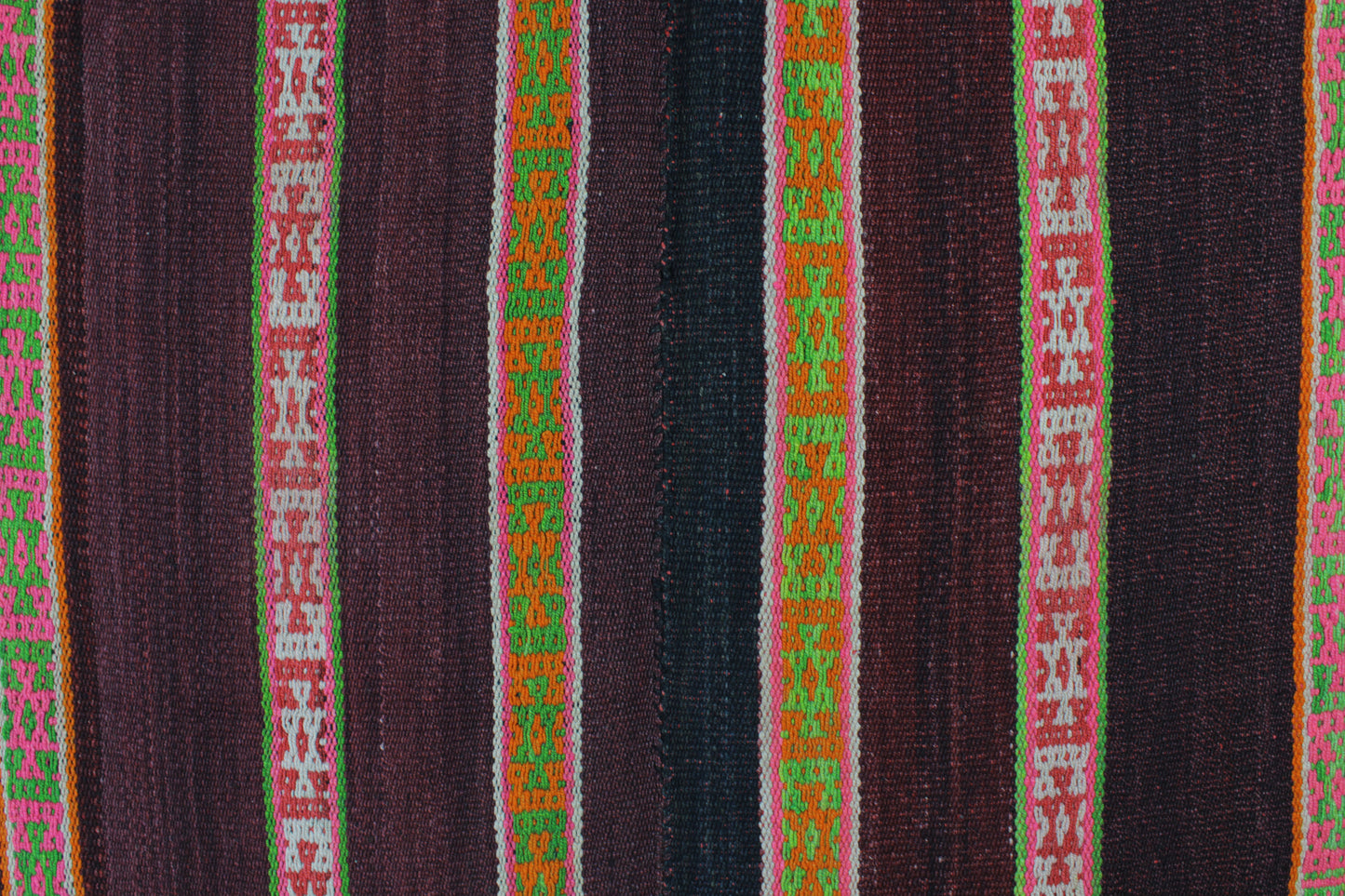 Handgewebter kleiner Teppich "Expressiva" von Glueck & Fund, 140x155 cm, aus Peru, mit buntem, weichem Frazada-Design
