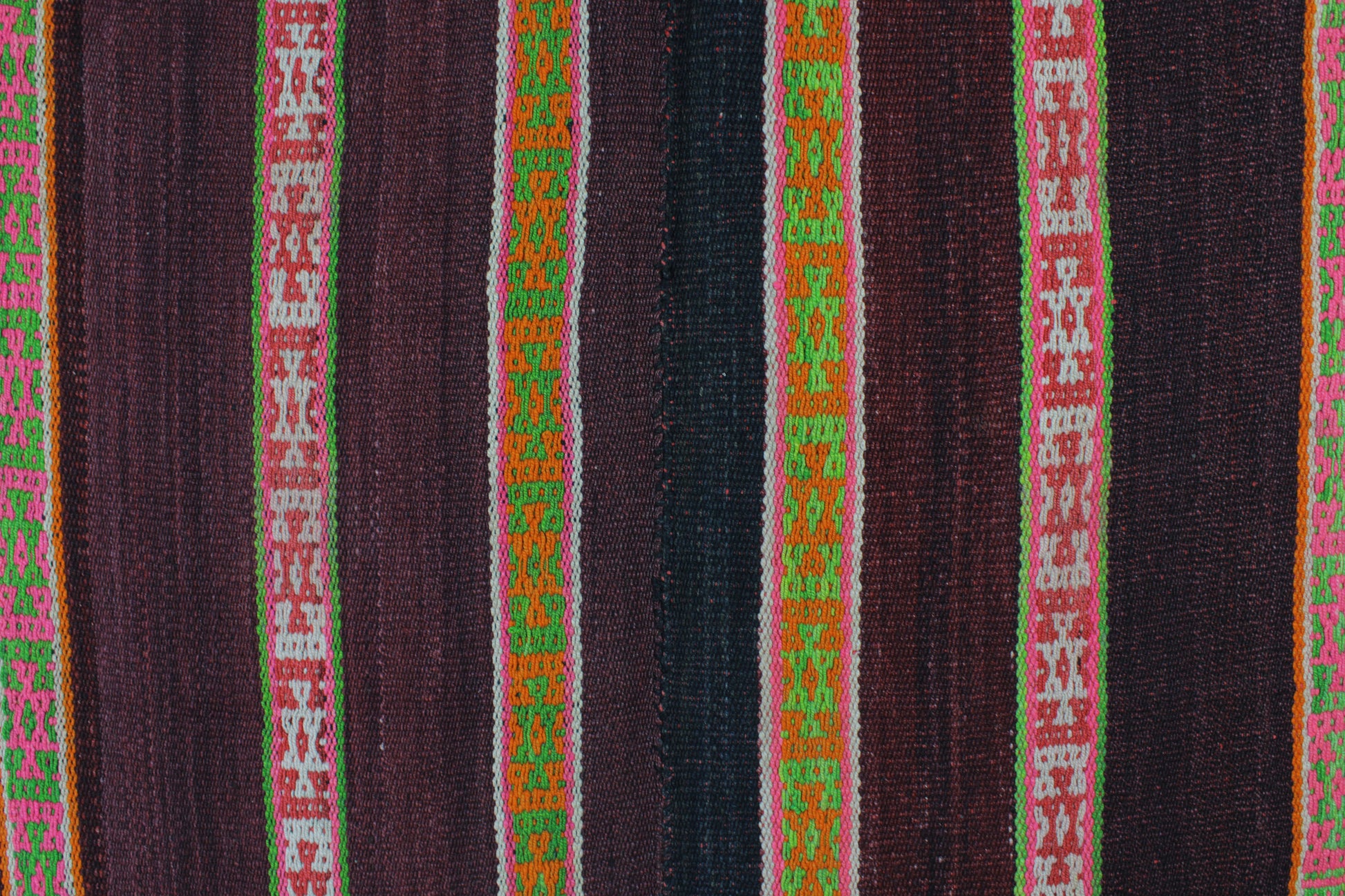 Handgewebter kleiner Teppich "Expressiva" von Glueck & Fund, 140x155 cm, aus Peru, mit buntem, weichem Frazada-Design