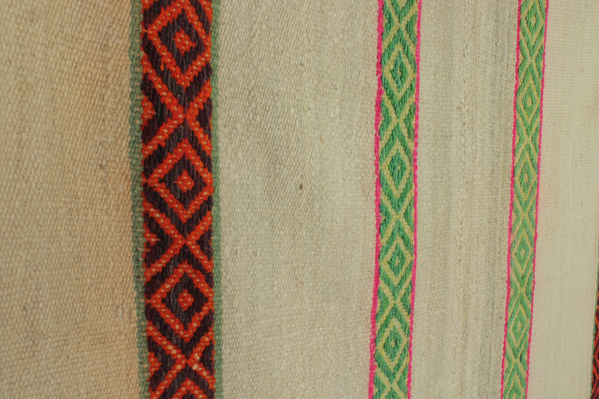 Kleiner Frazada-Teppich "Natura" von Glueck & Fund, 143x160 cm, weicher, texturierter Teppich mit Naturmuster.