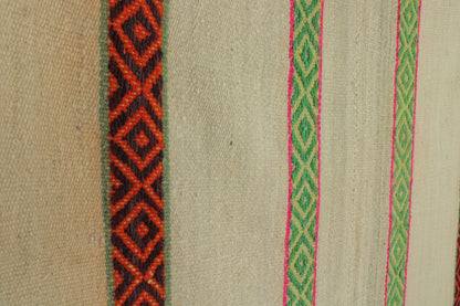 Kleiner Frazada-Teppich "Natura" von Glueck & Fund, 143x160 cm, weicher, texturierter Teppich mit Naturmuster.