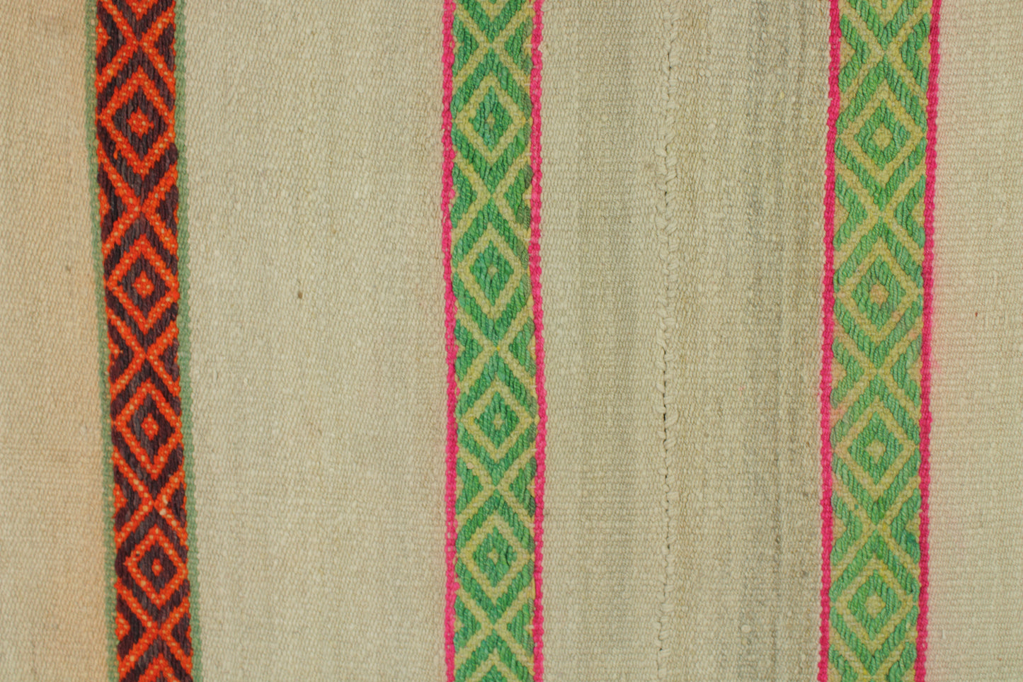 Kleiner Frazada-Teppich „Natura“ von Glueck & Fund, 143x160 cm, weiche Oberfläche mit natürlichem Design, ideal für Wohnzimmer.