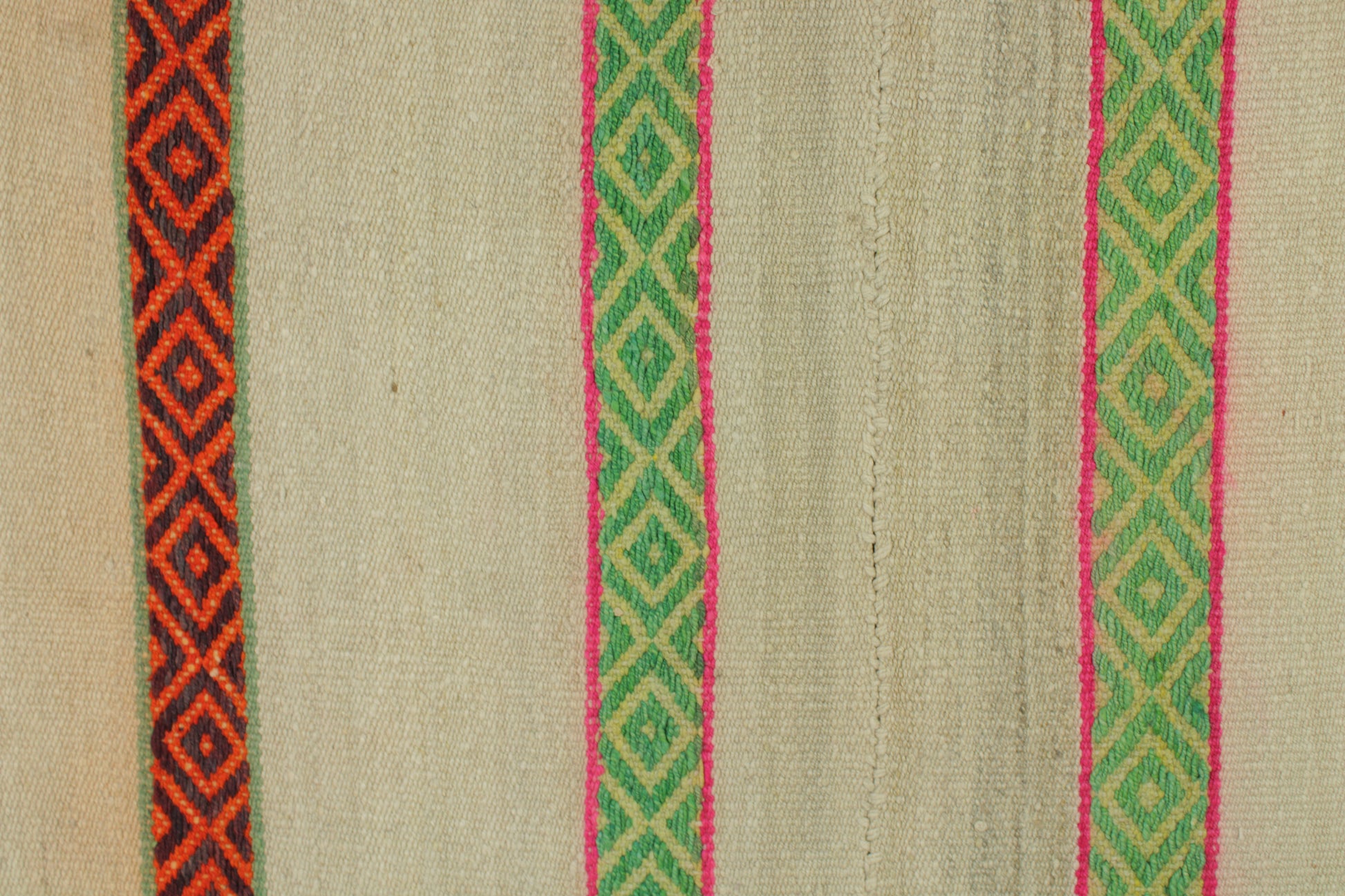 Kleiner Frazada-Teppich „Natura“ von Glueck & Fund, 143x160 cm, weiche Oberfläche mit natürlichem Design, ideal für Wohnzimmer.