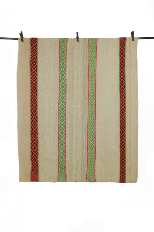 Kleiner Frazada-Teppich "Natura" von Glueck & Fund, 143x160 cm, weicher Teppich mit natürlichem Design und texturierter Oberfläche