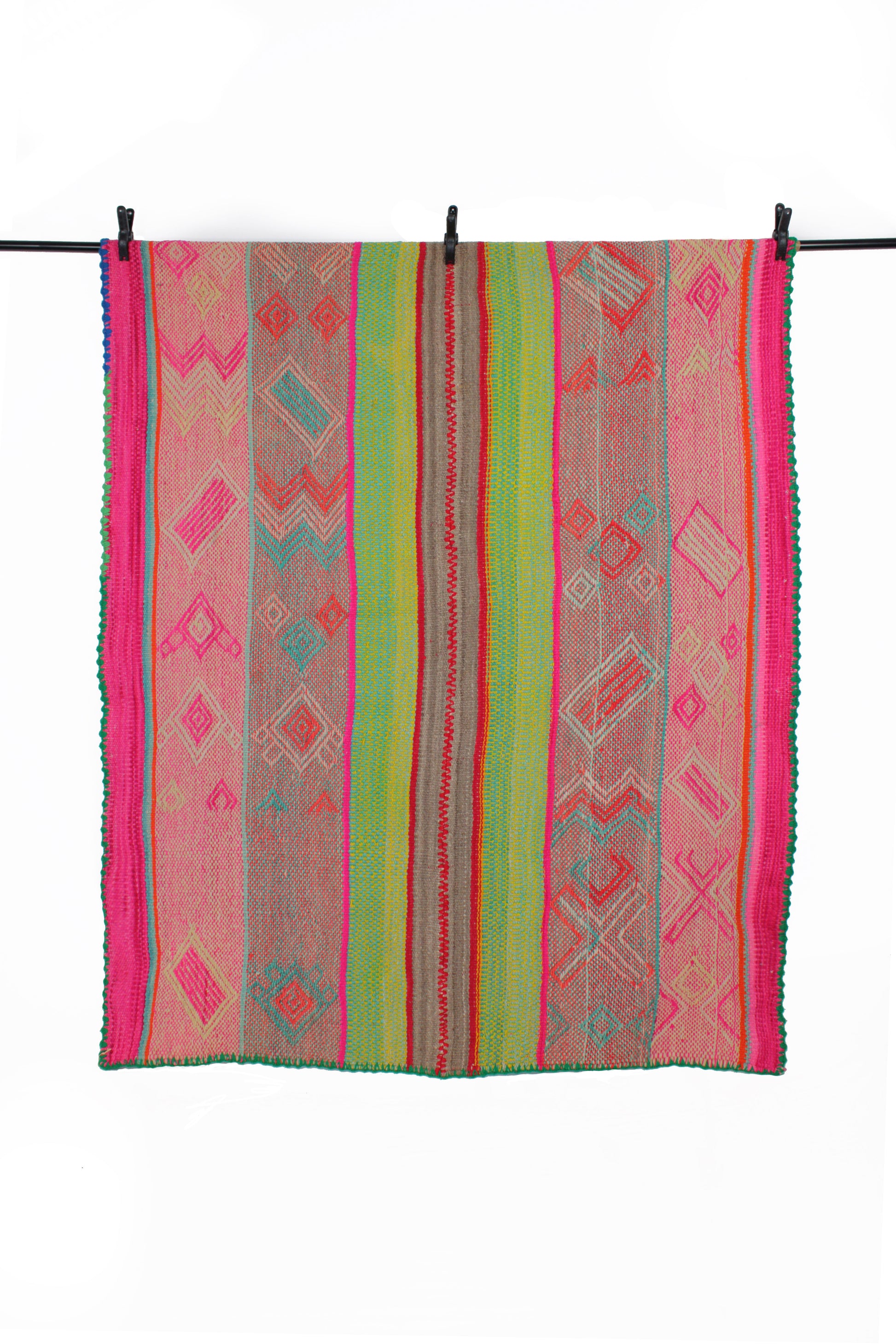 Handgewebter kleiner Teppich 168x135 aus Peru von Glueck & Fund mit buntem, detailliertem Muster auf einem natürlichen Hintergrund.