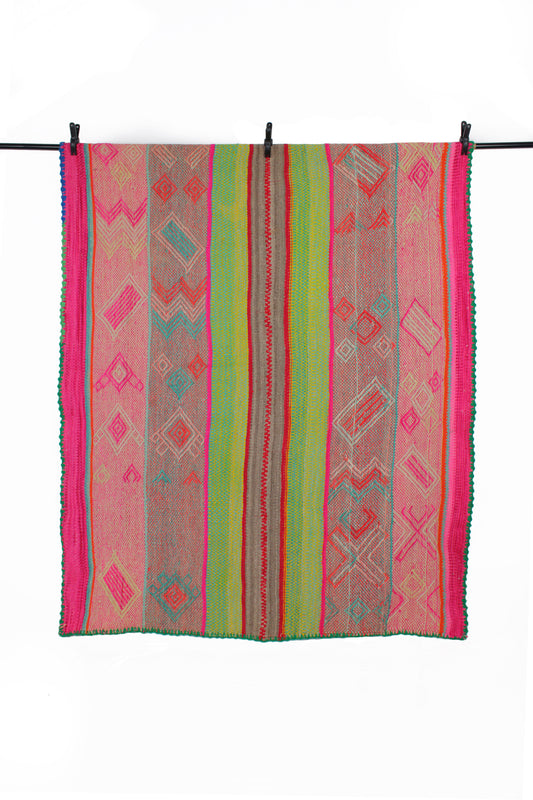 Handgewebter kleiner Teppich 168x135 aus Peru von Glueck & Fund mit buntem, detailliertem Muster auf einem natürlichen Hintergrund.