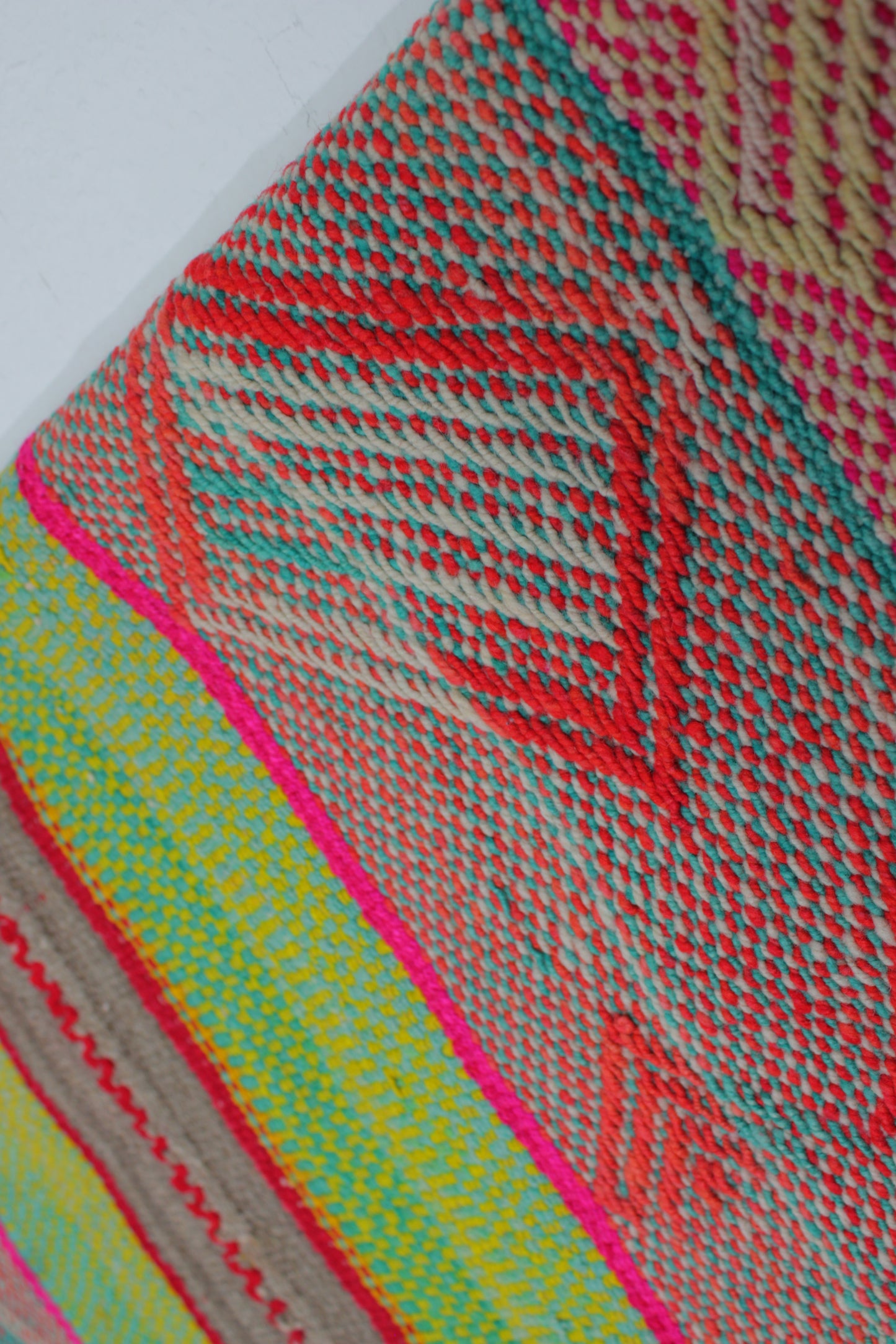 Handgewebter kleiner Teppich 168 x 135 aus Peru von Glueck & Fund, zeigt detaillierte Muster und weiche Textur.