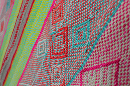 Handgewebter kleiner Teppich 168 x 135 aus Peru von Glueck & Fund, detailreiche Textur und bunte Muster sichtbar
