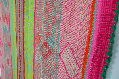 Handgewebter kleiner Teppich aus Peru, 168 x 135 cm, von Glueck & Fund, mit traditionellem Muster und weicher Oberfläche.